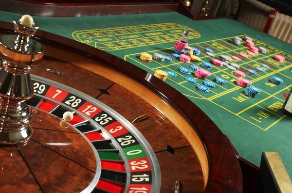 Live Dragon Tiger table with real dealer broadcast
